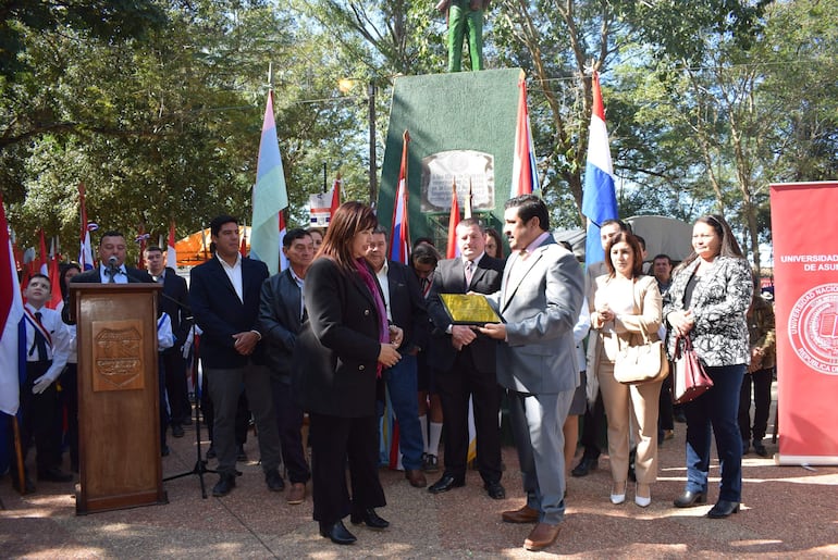 La rectora de la UNA, Zully Concepción Vera Galván, recibe el reconocimiento de "Hija dilecta de Caapucú".