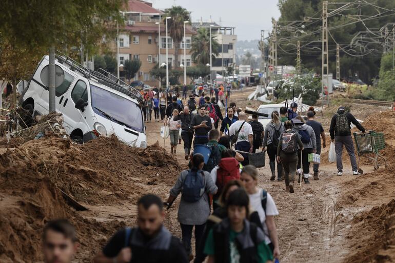 Vecinos de Paiporta en una zona afectada por las inundaciones, este viernes.