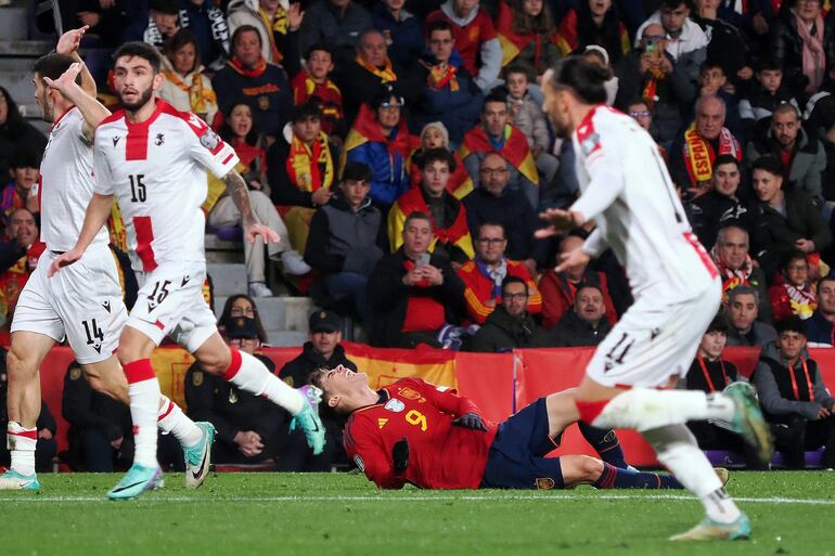 El centrocampista de la selección española Gavi (c) cae lesionado en una acción durante el partido correspondiente a la fase de grupos de clasificación para la Eurocopa 2024 que disputan este domingo ante Georgia en el estadio José Zorrilla de Valladolid. 
