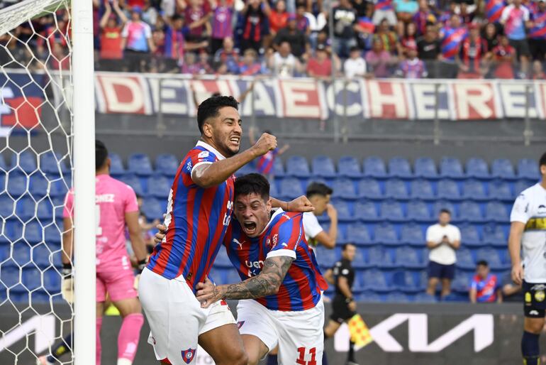 Cecilio Domínguez y Juan Manuel Iturbe, durante el duelo entre Cerro Porteño vs. Trinidense.