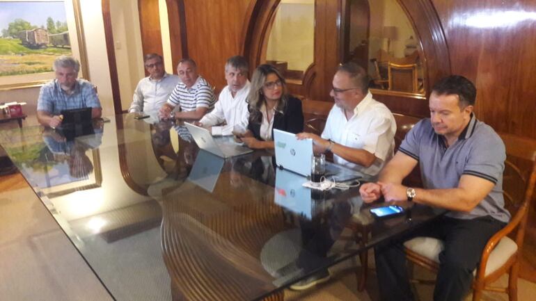 Conferencia de prensa del equipo legal defensor de Mario Abdo Benítez y su gabinete, anoche.