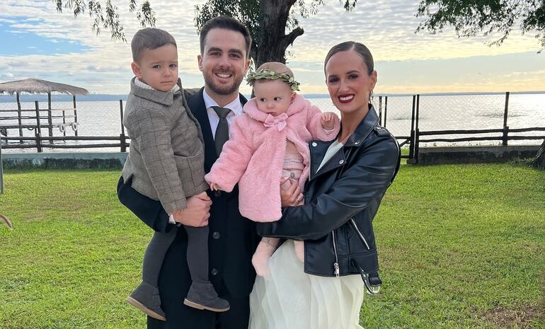 ¡Hermosa familia! Iván Zavala y Paulina Angulo con sus hijos Cruz y Mila.