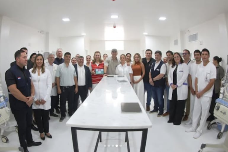 Santiago Peña con la ministra de salud María Teresa Barán y autoridades sanitarias durante el acto de inauguración.