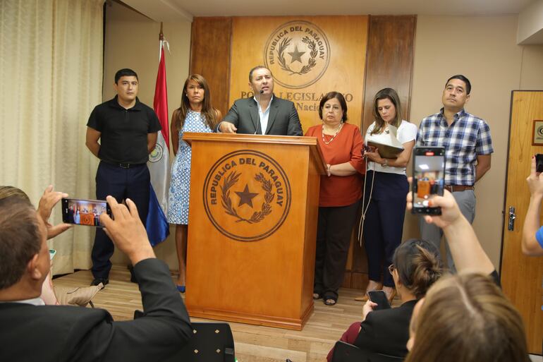 El senador José Oviedo (CN), Celeste Amarilla y Líder Amarilla del PLRA; la senadora Esperanza Martínez (FG), la senadora Kattya González (PEN) y el senador Eduardo Nakayama (PLRA), ayer en conferencia de prensa sobre el proyecto "hambre cero".