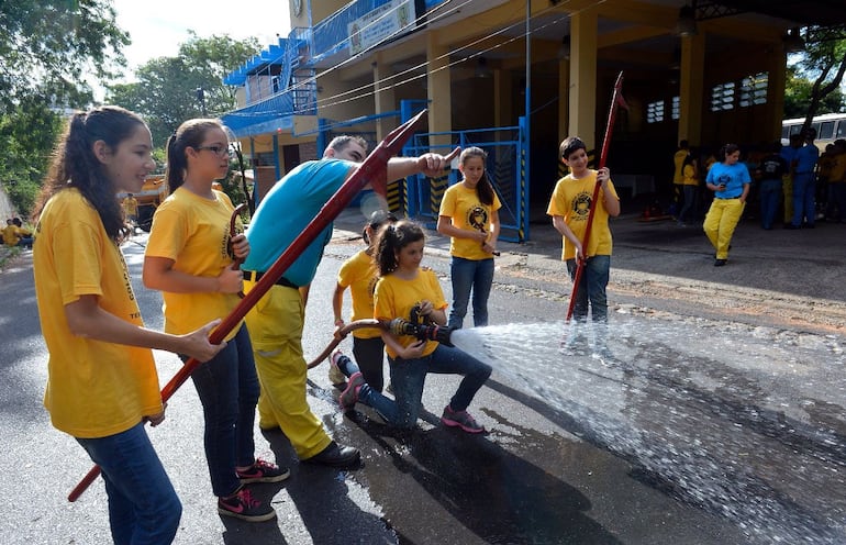 Niños y adolescentes disfrutan de las actividades aprendiendo sobre prevención y combate de incendios. 