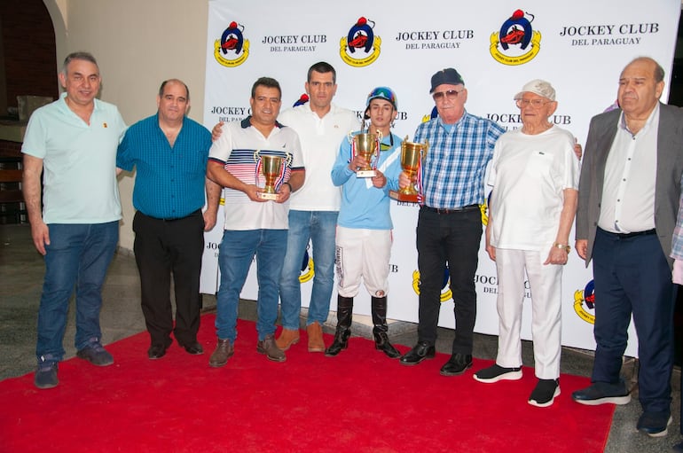 La gente de El Rancho y los Osnaghi, en el premio en homenaje a su padre, el Dr. Humberto.