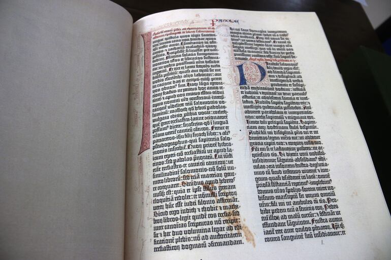 Una de las siete réplicas de la biblia de Gutenberg.