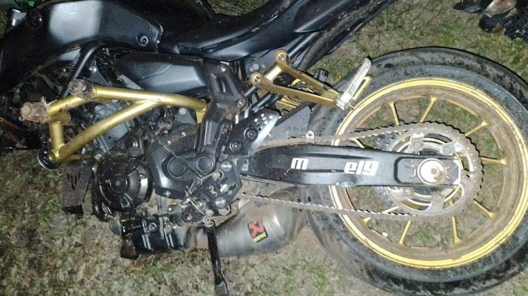 La forma que quedó la motocicleta del joven universitario que falleció en el accidente.