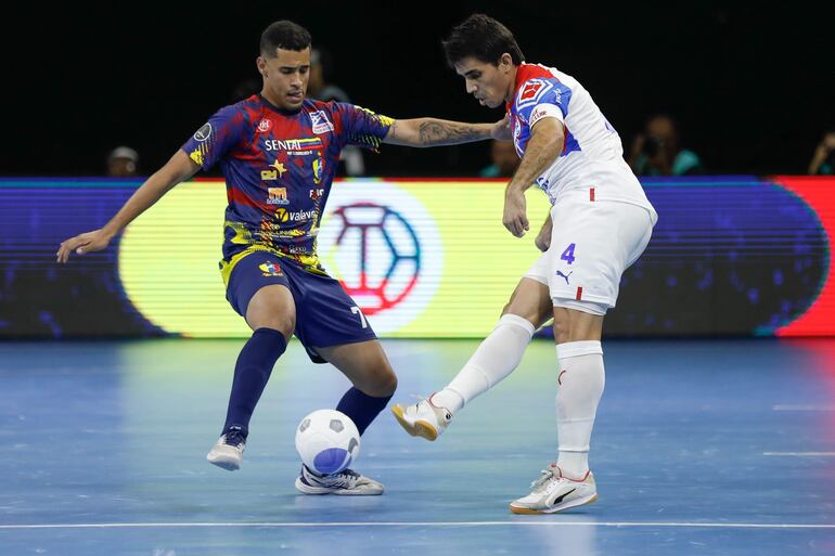 Gary Ayala, capitán azulgrana, enfrenta al jugador petrolero en el partido que ayer Cerro Porteño perdió 5-4 contra Centauros de Caracas, por cuartos de final.