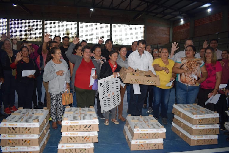 Unas 39 familias del Comité de Productores Aguai’y Poty recibieron cerdos, pollitos e insumos para generar ingresos.