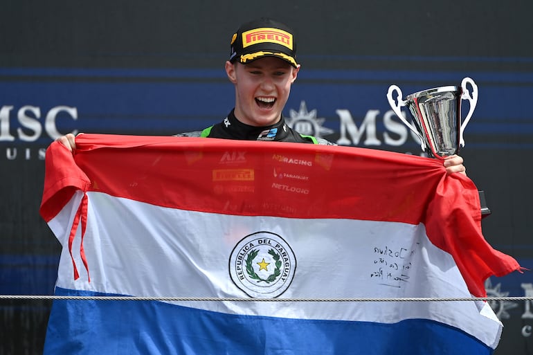 El paraguayo Joshua Duerksen, piloto de PHM AIX Racing, festeja el tercer puesto de la cuarta fecha de la temporada 2024 de la Fórmula 2 de la FIA, en Imola, Italia.