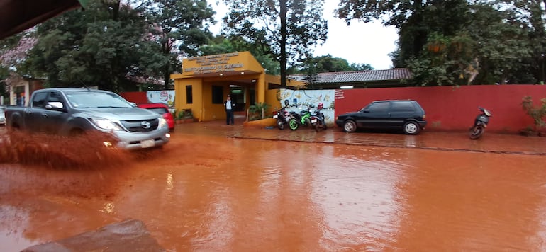 Además del colegio, varios vecinos están afectados por el raudal. 