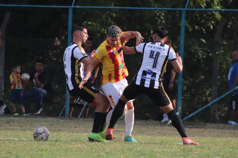 Augusto Ruíz Díaz se filtra entre las marcas Nelson Riquelme y Darío Fares. (Foto: APF)