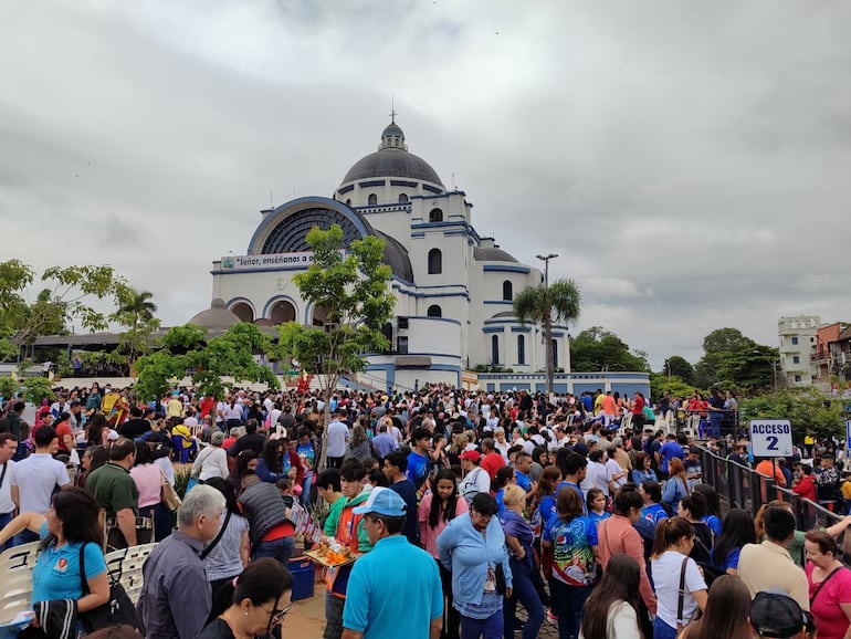 Peregrinos alrededor de la Basilica de Caacupé.