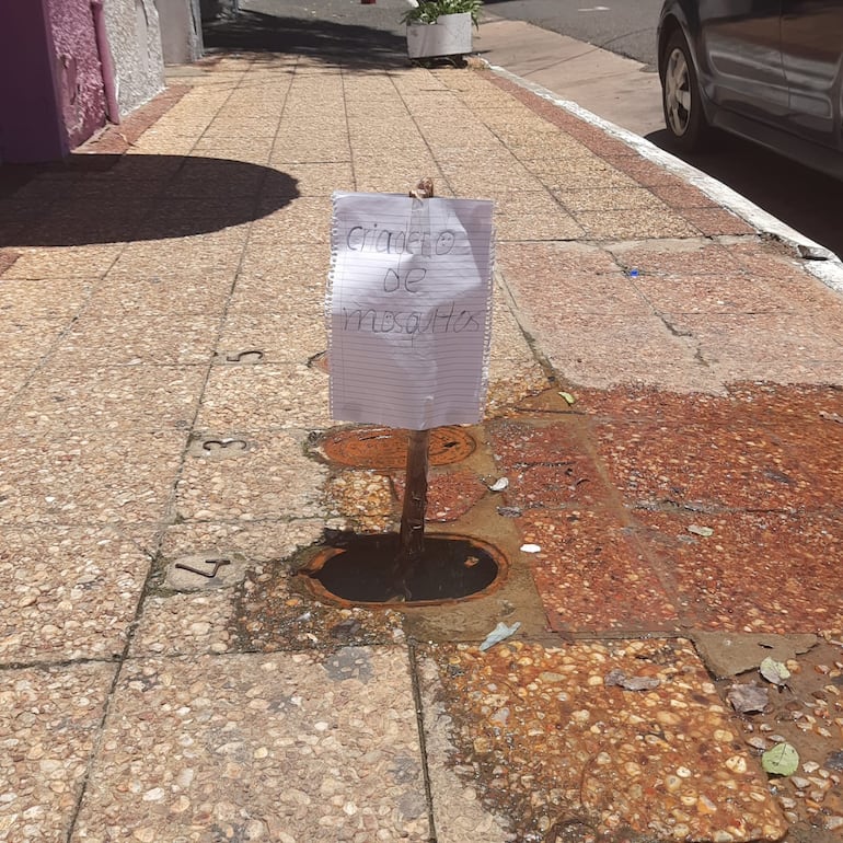 Los vecinos de la zona habían puesto un cartel que decía "criadero de mosquitos" ante la pérdida de agua.