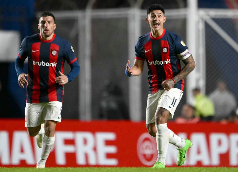 El paraguayo Adam Bareiro (d), jugador de San Lorenzo de Almagro, celebra un gol en el partido frente a Independiente del Valle por la cuarta fecha del Grupo F de la Copa Libertadores 2024 en el estadio Nuevo Gasómetro, en Buenos Aires, Argentina.