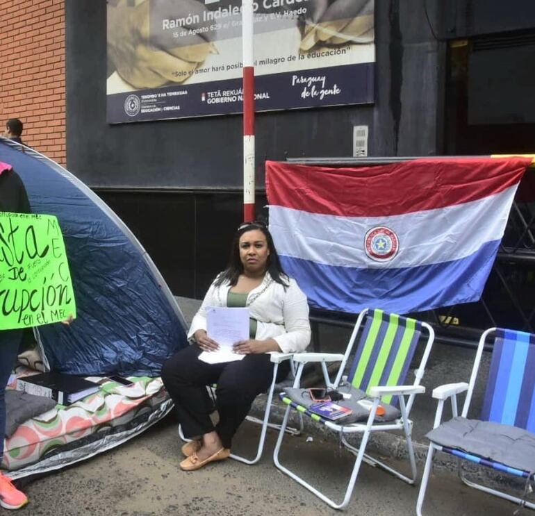 Tres madres están encadenadas desde ayer, martes, frente a la sede del Ministerio de Educación y Ciencias (MEC) por un supuesto caso de discriminación en escuela.