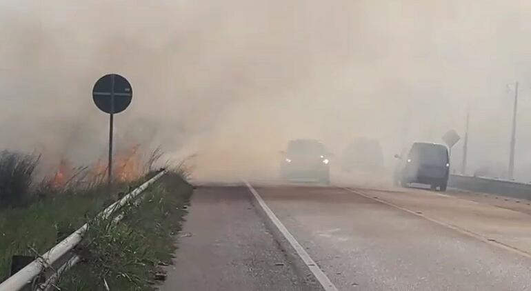 Intensa humareda sobre ruta Luque - San Bernardino, por incendio forestal.