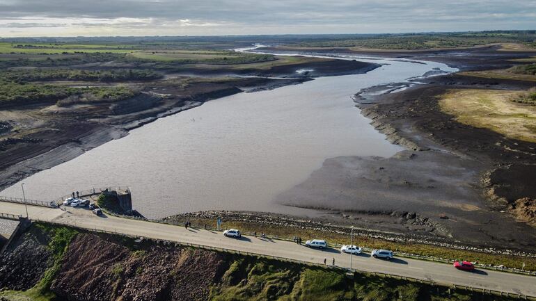 Fotografía aérea de la represa Paso Severino, en Canelones (Uruguay). (EFE)