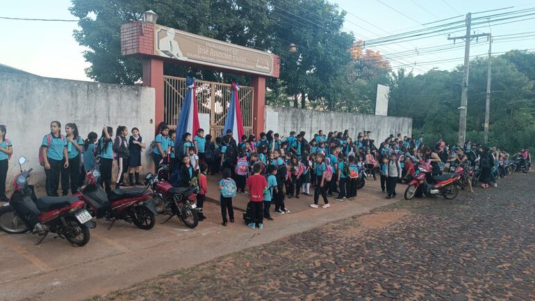 Alumnos de la escula José Asunción Flores de la Colonia Canindeyú