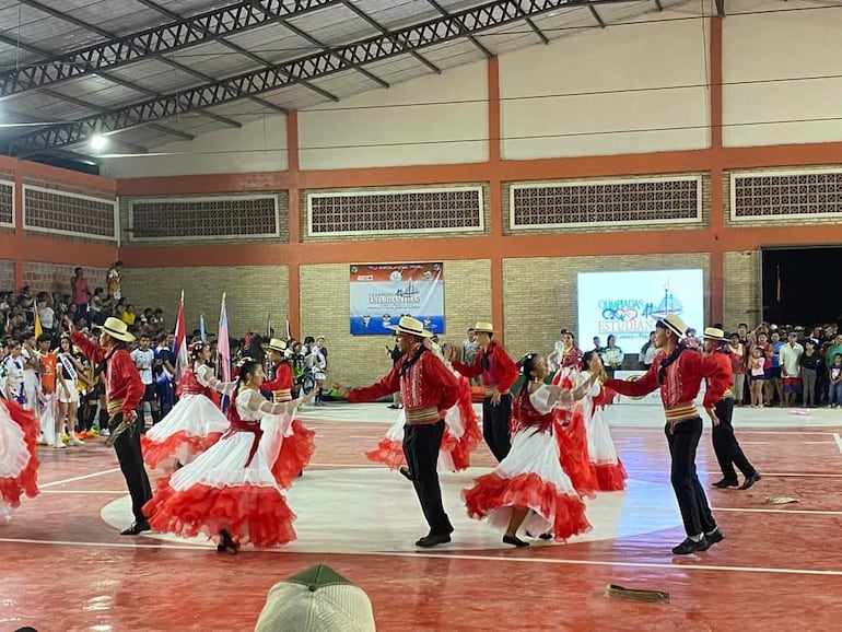 La danza paraguaya no podía faltar en la inauguración de los juegos estudiantiles.