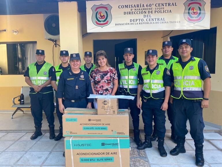 Acto de entrega de acondicionadores de aire donde se fotografió junto a los beneficiados. 