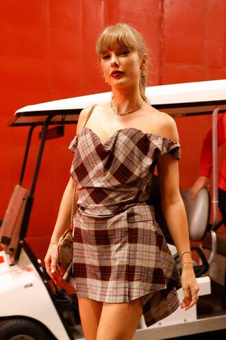 ¡Divina! Taylor Swift llegando al partido entre los Kansas City Chiefs y los New Orleans Saints en el GEHA Field del Arrowhead Stadium en Kansas City, Missouri.