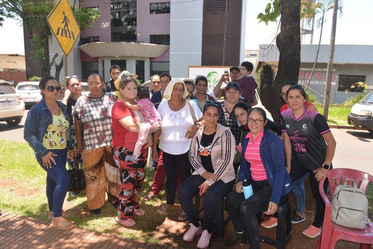 Trabajadores que quedaron fuera del servicio de limpieza y jardinería de Tesãi se manifiestan para pedir ser reaprovechados.