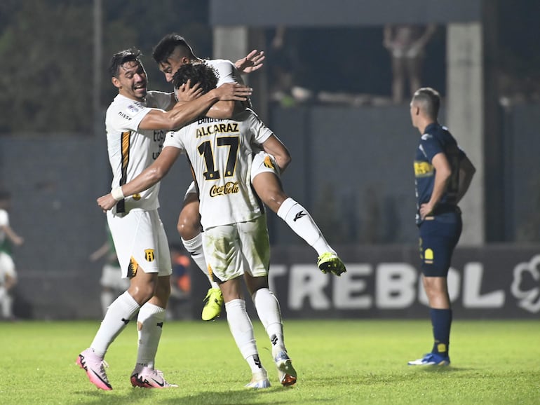 Los jugadores de Guaraní festejan un gol en el partido frente a Sportivo Trinidense por el torneo Clausura 2024 del fútbol paraguayo en el estadio Martín Torres, en Asunción.