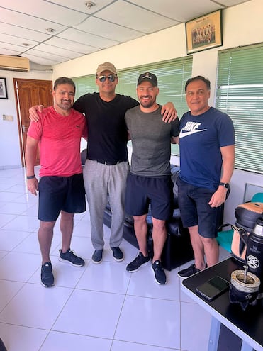 De izquierda a derecha: Roberto Acuña, Rubén Martín Ruiz Díaz, Carlos Humberto Paredes y Celso Rafael Ayala, durante una reunión en la que sentaron las bases para la conformación de un cuerpo técnico entre profundos conocedores del fútbol. La confirmación del staff está prevista para una próxima sesión.