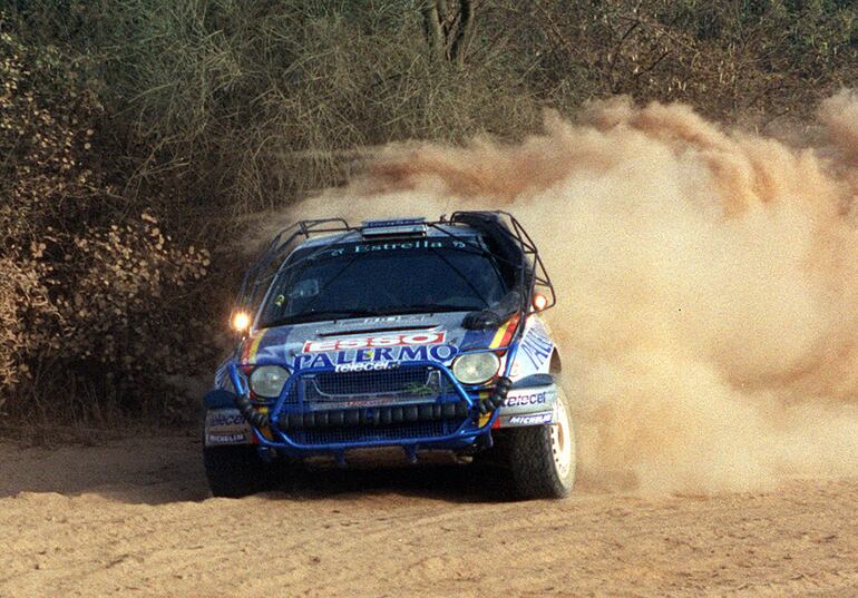 Derrapando en el polvo chaqueño el Toyota Corolla WRC de Gorostiaga y Aguilera. Transchaco Rally 2002.