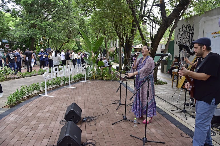 Susana Zaldívar se destacó por su vestuario y su voz.