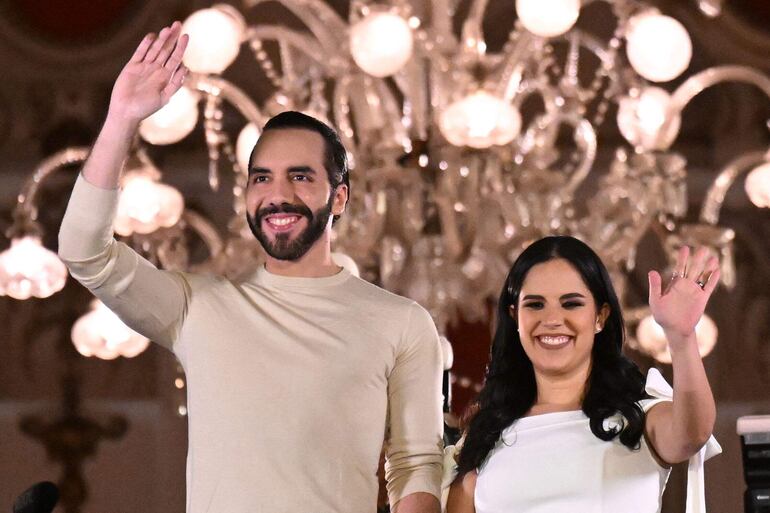 El presidente salvadoreño Nayib Bukele junto a su esposa Gabriela Rodríguez después de las elecciones presidenciales.