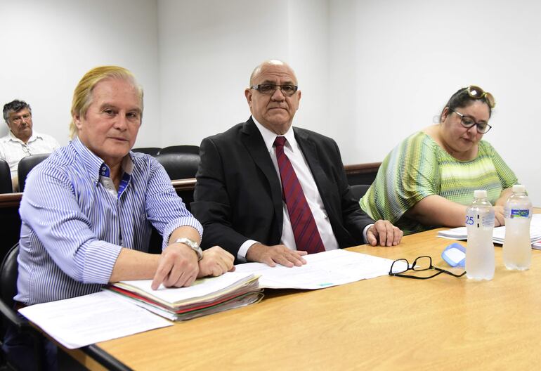 Dany Durand, acusado de supuesta declaración falsa; junto a los abogados José Ignacio González Macchi y Cynthia Almada.