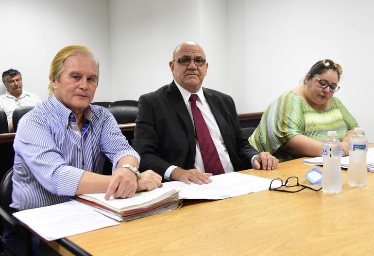 Dany Durand y los abogados José I. González Macchi y Cynthia Almada, en la sala de juicios.