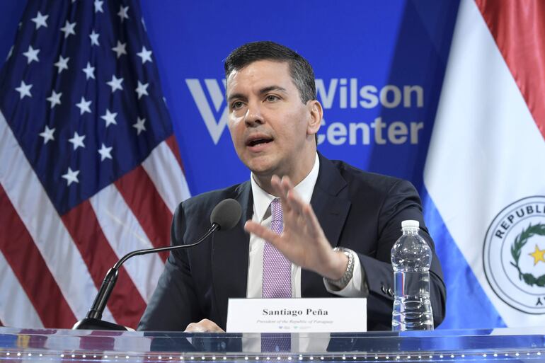 El presidente de Paraguay, Santiago Peña, participó ayer  en una charla en el Centro Wilson, en Washington (EE.UU.). Peña dijo que "no importa" quien sea elegido al frente de Argentina porque, a su juicio, la integración regional no se detendrá por el resultado de las elecciones. EFE/ Lenin Nolly.