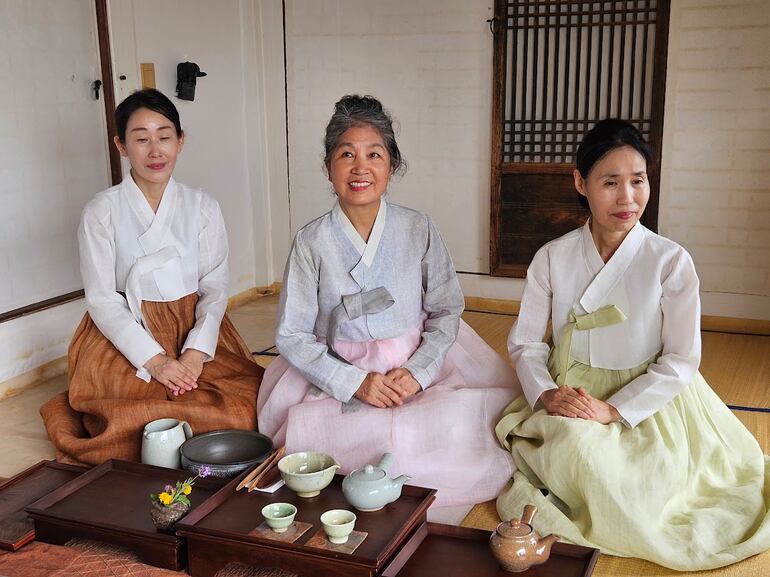 Ceremonia del té en un hanok de la aldea de Yangdong, en Gyeongju.