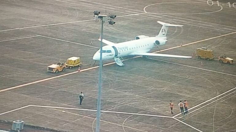 La aeronave procedente de Bolivia en la pista del aeropuerto Guaraní de Minga Guazú.