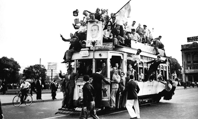 Los "descamisados" rumbo a la Plaza de Mayo, 17 de octubre de 1945.