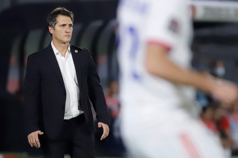 El argentino Guillermo Barros Schelotto, entrenador de Paraguay, en un partido de las Eliminatorias Sudamericanas ante Chile en el estadio Defensores del Chaco, en Asunción, Paraguay.
