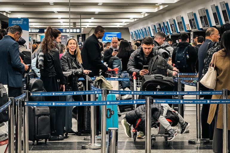 Pasajeros esperan en una fila de registro en el Aeroparque Jorge Newbery, en la provincia de Buenos Aires.