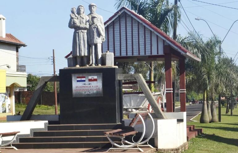 En la ciudad de Fram existe un monumento dedicado a las familias polacas que inmigraron al departamento de Itapúa.