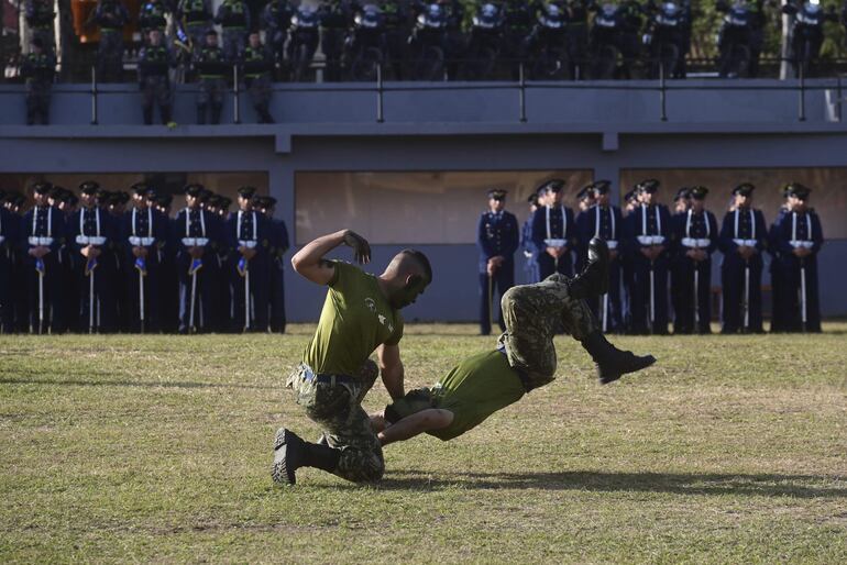 Una exhibición de las Fuerzas Armadas se apreció ayer en el ruedo central de la Expo de Mariano Roque Alonso.