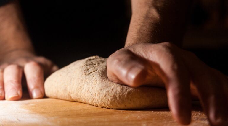 En el amasado, el panadero mezcla los ingredientes para  obtener una masa homogénea y elástica.