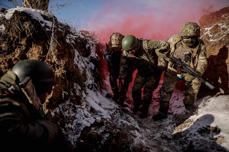 Militares de la unidad de defensa aérea de la 24.ª Brigada Mecanizada que lleva el nombre del rey Danylo practicando un ejercicio de atención táctica a heridos en combate en la región de Donetsk en medio de la invasión rusa de Ucrania. 