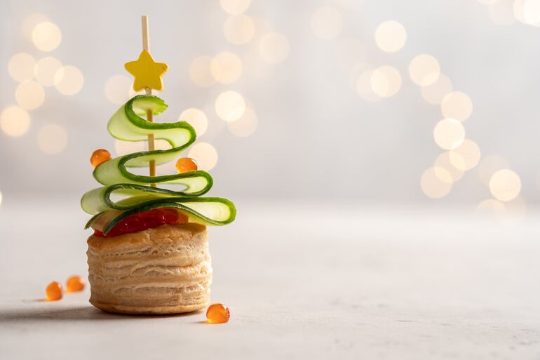 Pepinos cortados en forma de cinta sobre un sandwich.