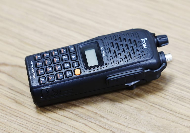 Un walkie-talkie modelo IC-V82 de la firma japonesa Icom Inc. Aparatos de esta marca son los que hicieron explosión en Líbano. 