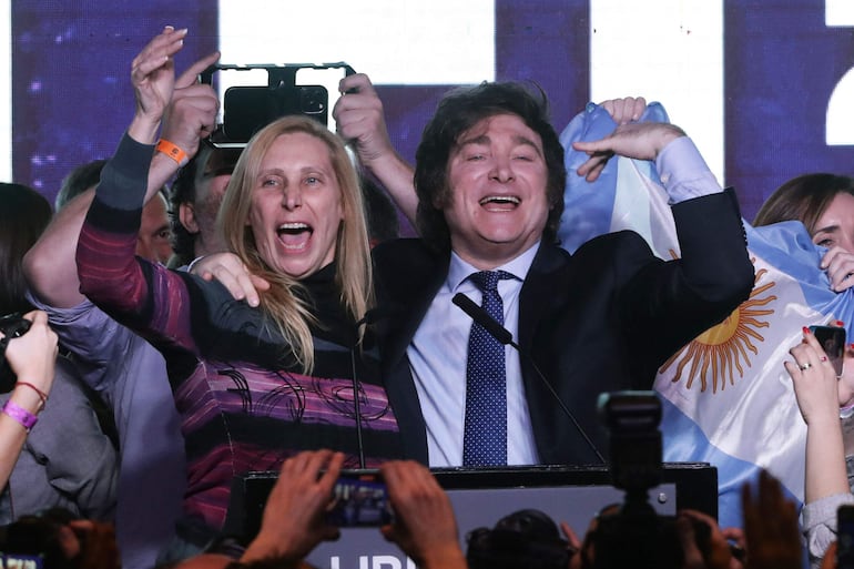 El economista libertario de extrema derecha argentino y candidato presidencial Javier Milei celebra los resultados de las elecciones primarias con su hermana Karina Milei.