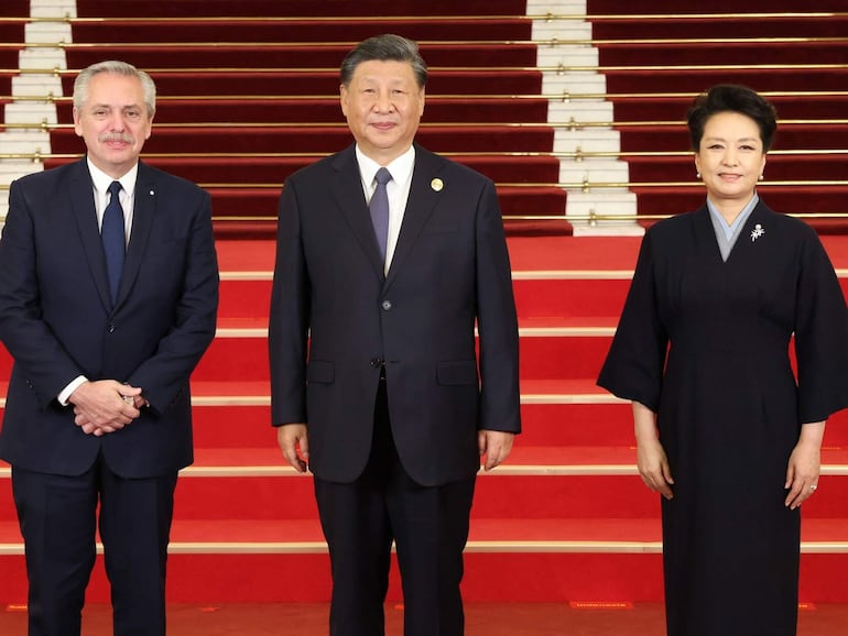 El presidente de China, Xi Jinping  y su esposa, Peng Liyuan, dieron la bienvenida al mandatario argentino Alberto Fernández, en Pekín.  (EFE/Xinhua)