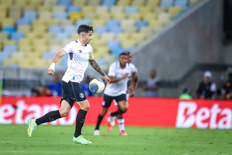 Mathías Villasanti, futbolista de Gremio de Porto Alegre, en el partido ante Fluminense por la fecha 32 de la Serie A de Brasil en el estadio Maracaná, en Río de Janeiro, Brasil.